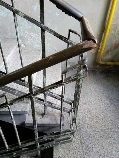Balustrada schodów, klatka schodowa. Fot. Monika Wesołowska, 2019, źródło: lapidarium detalu.