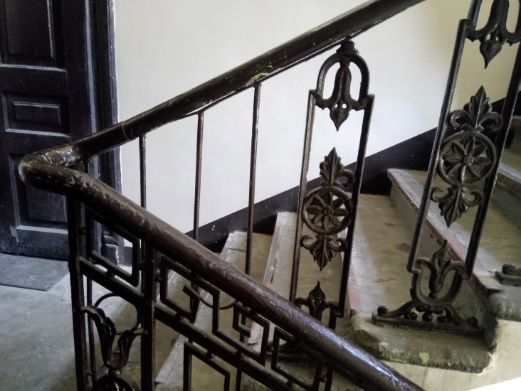 Balustrada schodów, główna klatka schodowa. Fot. Monika Wesołowska, 2019, źródło: lapidarium detalu.
