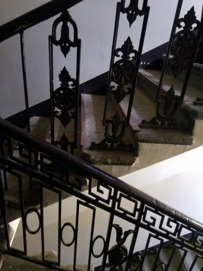 Balustrada schodów, główna klatka schodowa. Fot. Monika Wesołowska, 2019, źródło: lapidarium detalu.