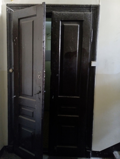 Drzwi do mieszkania, główna klatka schodowa. Fot. Monika Wesołowska, 2019, źródło: lapidarium detalu.