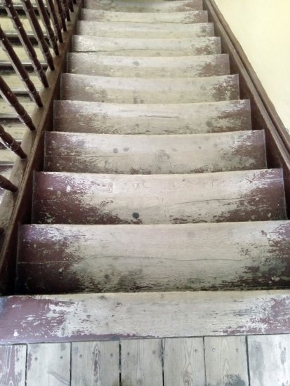 Stopnie schodów, klatka schodowa. Fot. Monika Wesołowska, 2019, źródło: lapidarium detalu.