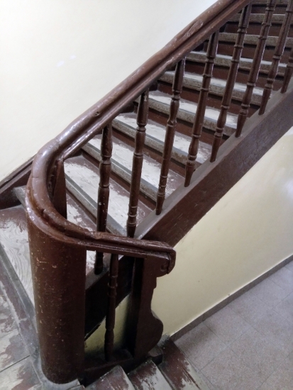 Balustrada schodów, klatka schodowa, parter. Fot. Monika Wesołowska, 2019, źródło: lapidarium detalu.