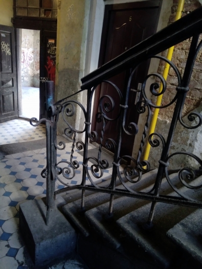 Balustrada schodów, parter. Fot. Monika Wesołowska, 2019, źródło: lapidarium detalu.