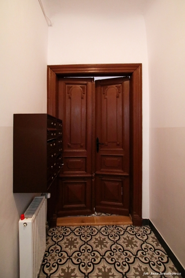 Drzwi do mieszkania, 2. klatka schodowa. Fot. Anna Szwałkiewicz, 2019, źródło: lapidarium detalu.