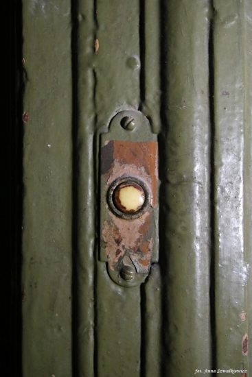 Dzwonek do mieszkania, 1. klatka schodowa. Fot. Anna Szwałkiewicz, 2019, źródło: lapidarium detalu.