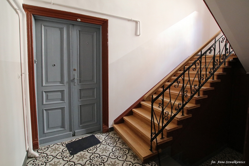 Klatka schodowa nr 2 (okładzina stopni, balustrada i posadzka współczesne). Fot. Anna Szwałkiewicz, 2019, źródło: lapidarium detalu.