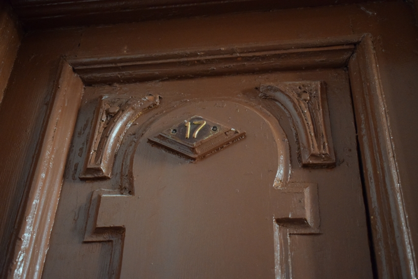 Drzwi do mieszkania, 2. klatka schodowa. Fot. Alicja Łaszcz, 2019, źródło: lapidarium detalu.