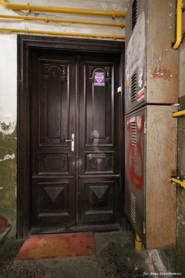 Drzwi do mieszkania, 1 klatka schodowa. Fot. Anna Szwałkiewicz, 2019, źródło: lapidarium detalu.