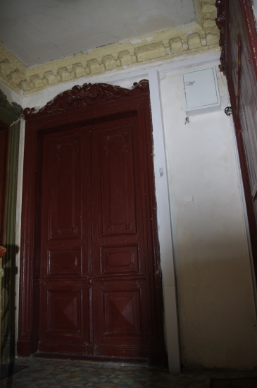 Drzwi do mieszkania, ostatnia kondygnacja 1. klatki schodowej. Fot. Jolanta Wojciechowska, 2019, źródło: lapidarium detalu.