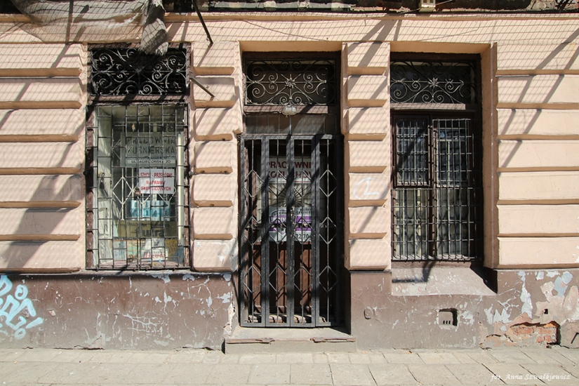 Wejście i witryny lokalu użytkowego w budynku frontowym. Fot. Anna Szwałkiewicz, 2019, źródło: lapidarium detalu.