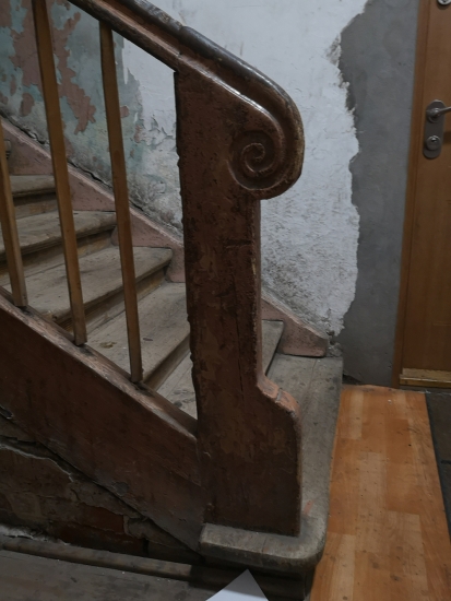 Zakończenie drewnianej balustrady, klatka schodowa. Fot. Anna Laskowska, 2019, źródło: lapidarium, detalu.