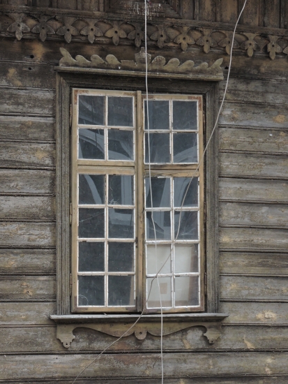 Okno nad wejściem do klatki schodowej II. Fot. Anna Laskowska, 2019, źródło: lapidarium detalu.