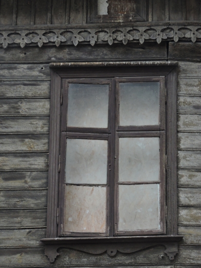 Okno nad wejściem do klatki schodowej I. Fot. Anna Laskowska, 2019, źródło: lapidarium detalu.