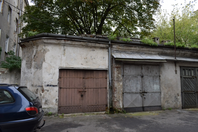 Budynek użytkowy w podwórzu, ob. garaże. Fot. Alicja Łaszcz, 2019, źródło: lapidarium detalu.