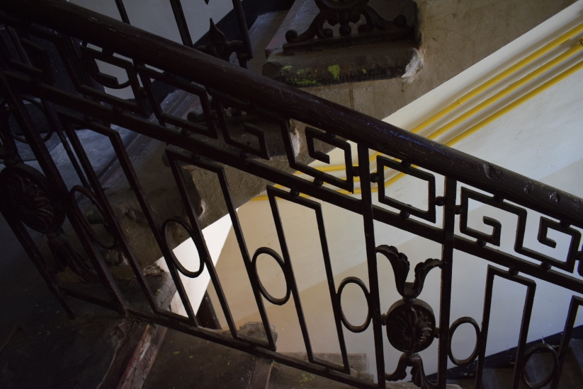 Balustrada schodów, główna klatka schodowa. Fot. Alicja Łaszcz, 2019, źródło: lapidarium detalu.