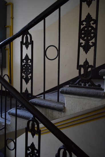 Balustrada schodów, główna klatka schodowa. Fot. Alicja Łaszcz, 2019, źródło: lapidarium detalu.