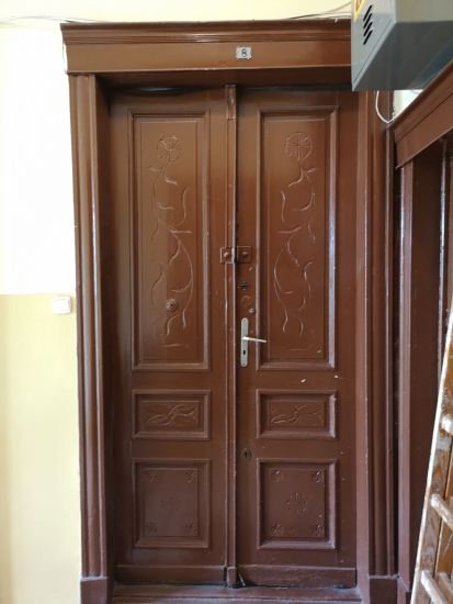 Drzwi, główna klatka schodowa, 4. piętro lewa strona. Fot. Anna Laskowska, 2019, źródło: lapidarium detalu.