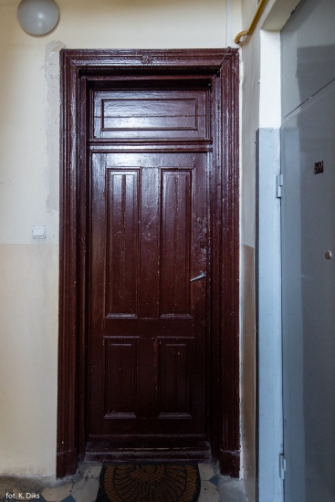 Drzwi do mieszkania, klatka schodowa lewej oficyny. Fot. Kaja Diks, 2019, źródło: lapidarium detalu.