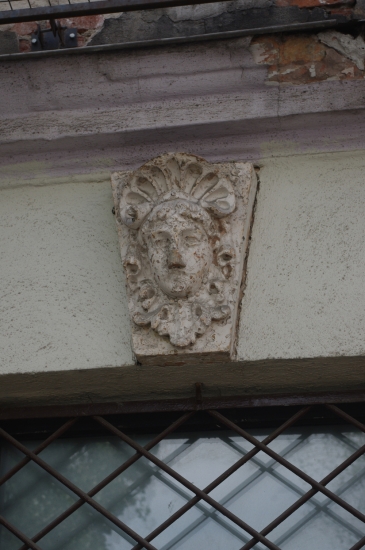 Maska nad oknem, elewacja od strony Szwedzkiej. Fot. Jolanta, źródło: lapidarium detalu.