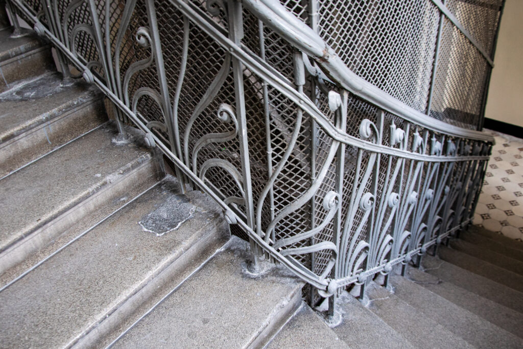Balustrada schodów i obudowa windy, główna klatka schodowa. Fot. Kaja Diks, 2020, źródło: lapidarium detalu.