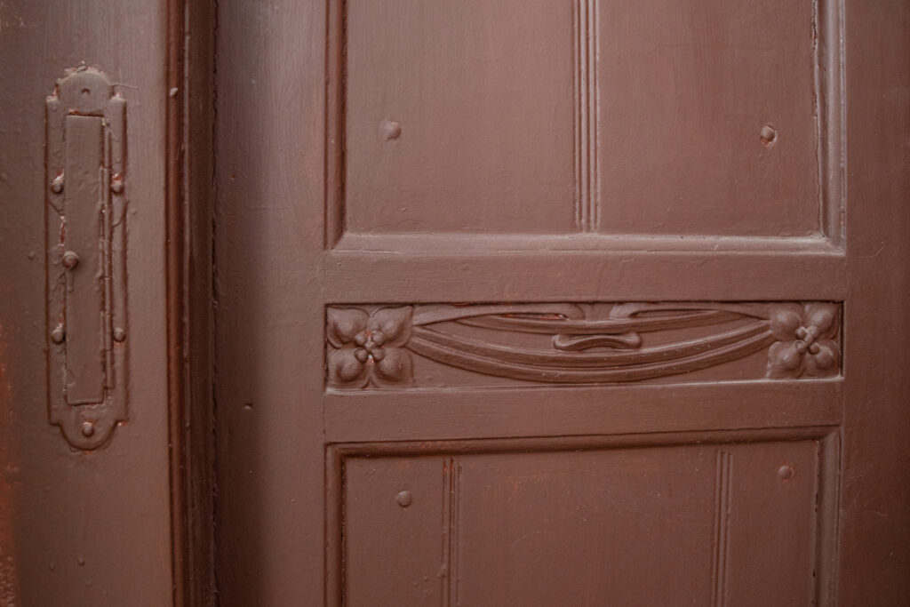 Drzwi do mieszkania, główna klatka schodowa. Fot. Kaja Diks, 2020, źródło: lapidarium detalu.