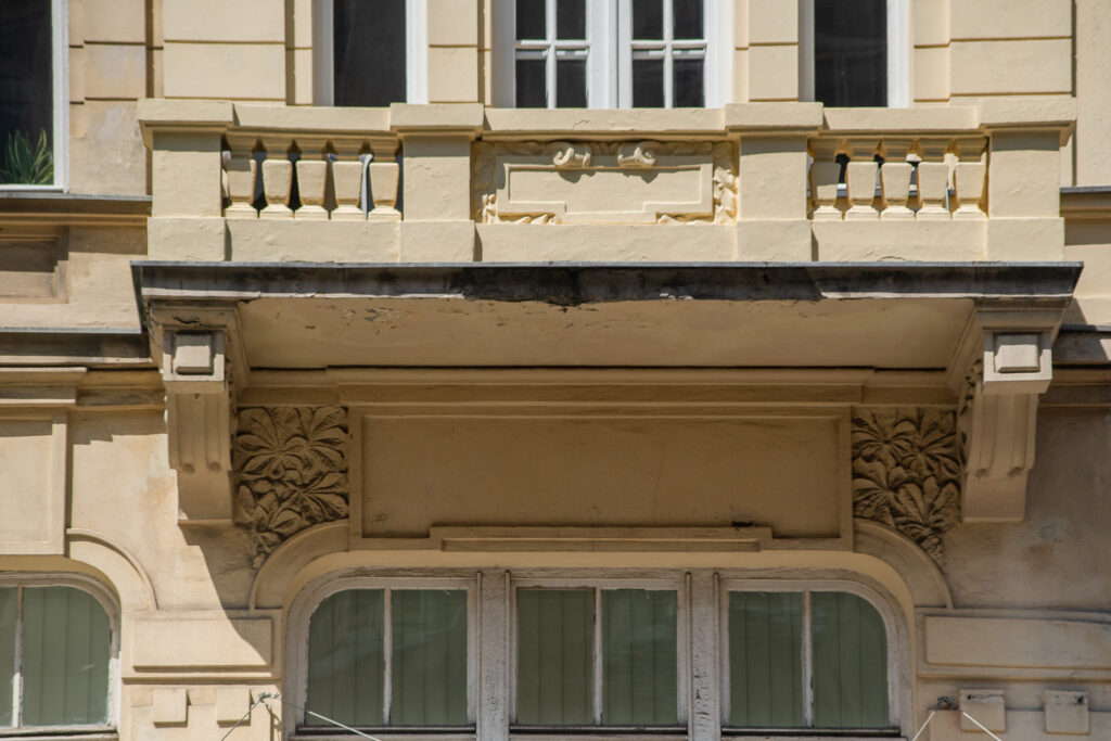Balkon, elewacja frontowa. Fot. Kaja Diks, 2020, źródło: lapidarium detalu.