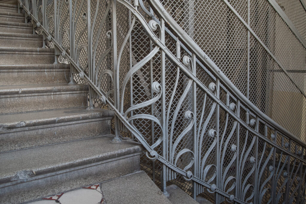 Balustrada schodów i obudowa windy, główna klatka schodowa. Fot. Kaja Diks, 2020, źródło: lapidarium detalu.