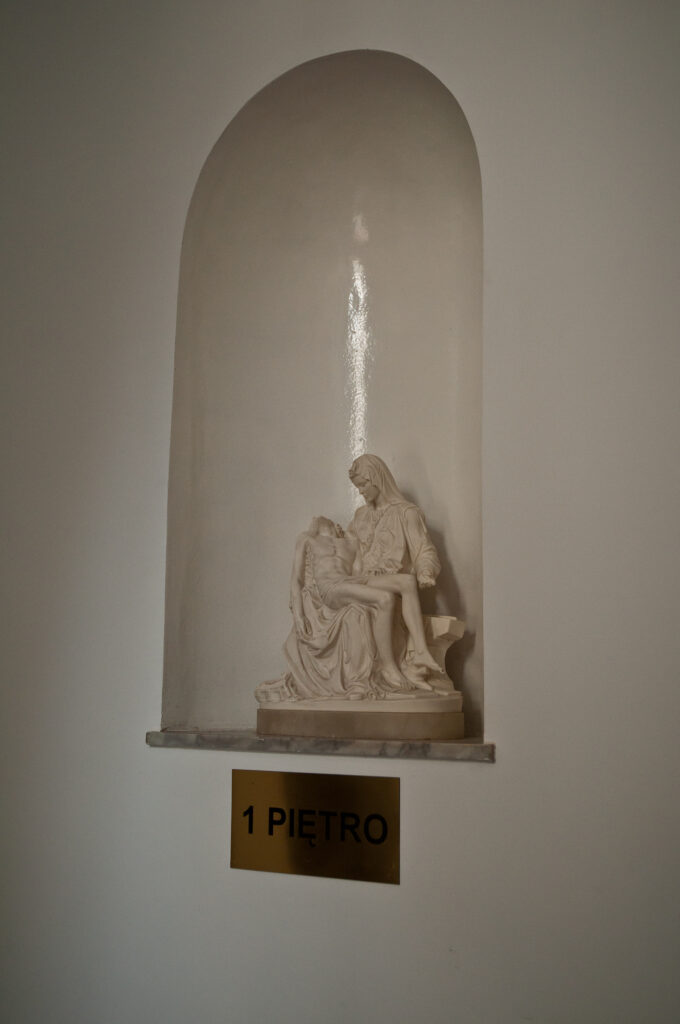 Pieta, główna klatka schodowa. Fot. Teresa Adamiak, 2020, źródło: lapidarium detalu.