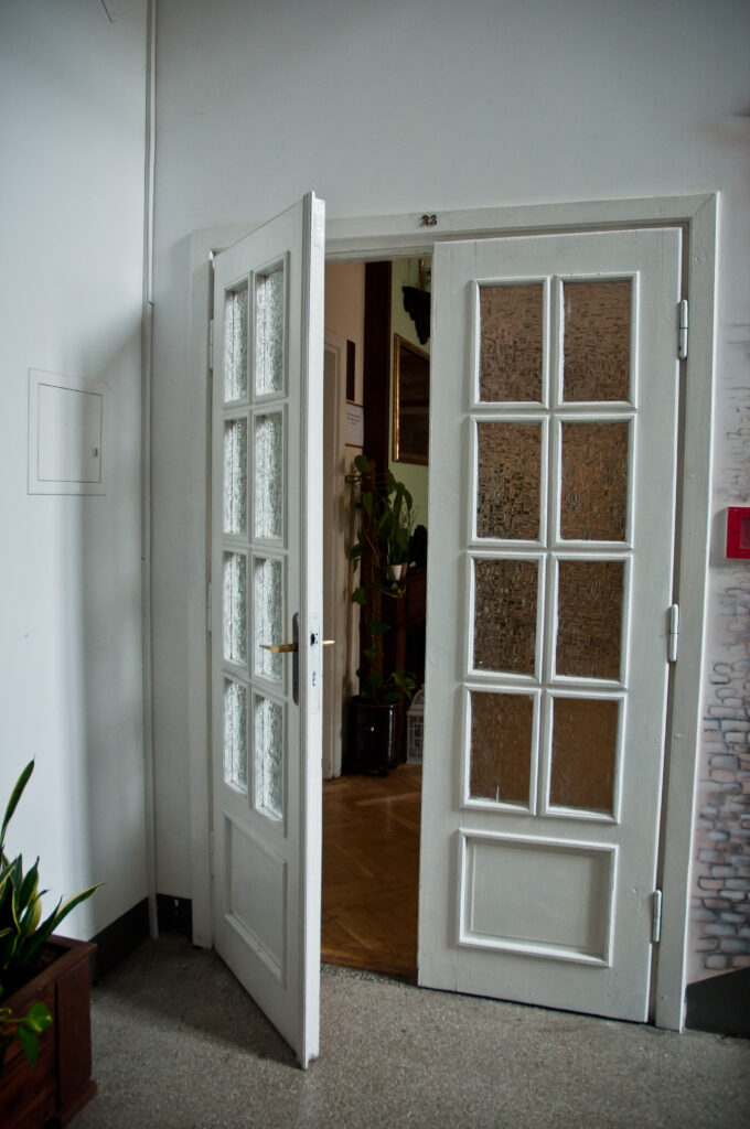 Drzwi do mieszkania, główna klatka schodowa. Fot. Teresa Adamiak, 2020, źródło: lapidarium detalu.