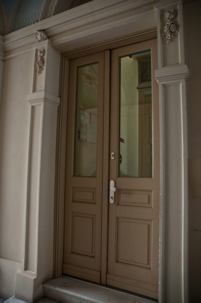 Drzwi na główną klatkę schodową w domu frontowym, z przejazdu bramnego. Fot. Teresa Adamiak, 2020, źródło: lapidarium detalu.