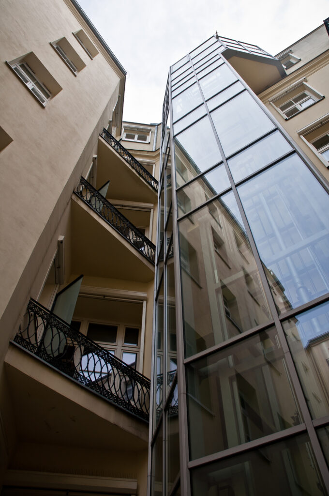 Winda (wtórna, współczesna) klatki schodowej głównej w budynku frontowym. Fot. Teresa Adamiak, 2020, źródło: lapidarium detalu.