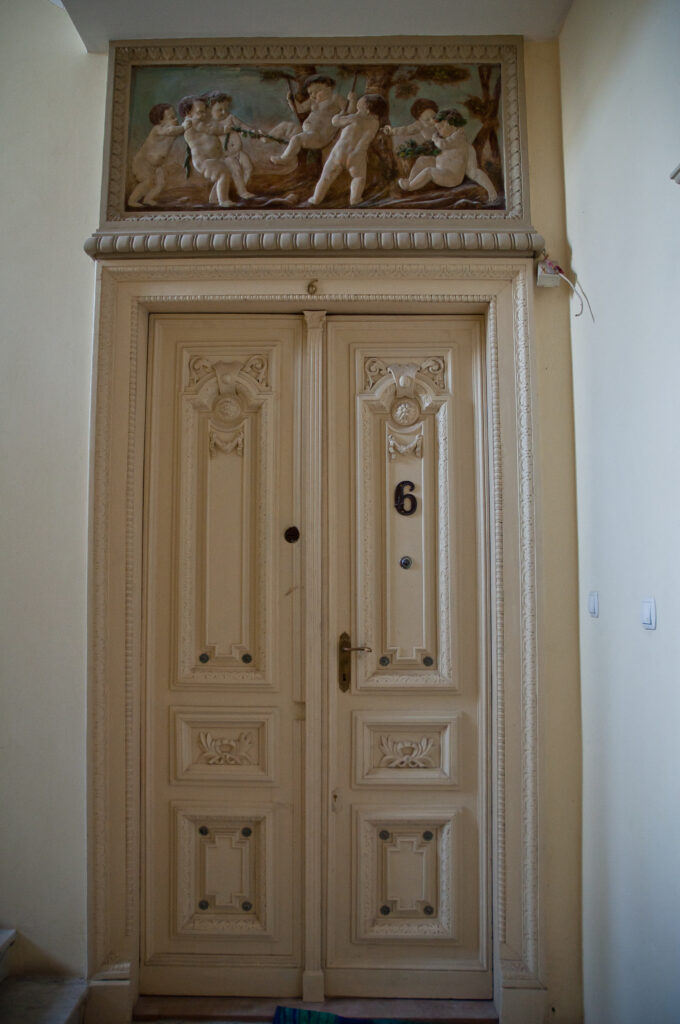 Drzwi do mieszkania, główna klatka schodowa, dom frontowy. Fot. Teresa Adamiak, 2020, źródło: lapidarium detalu.