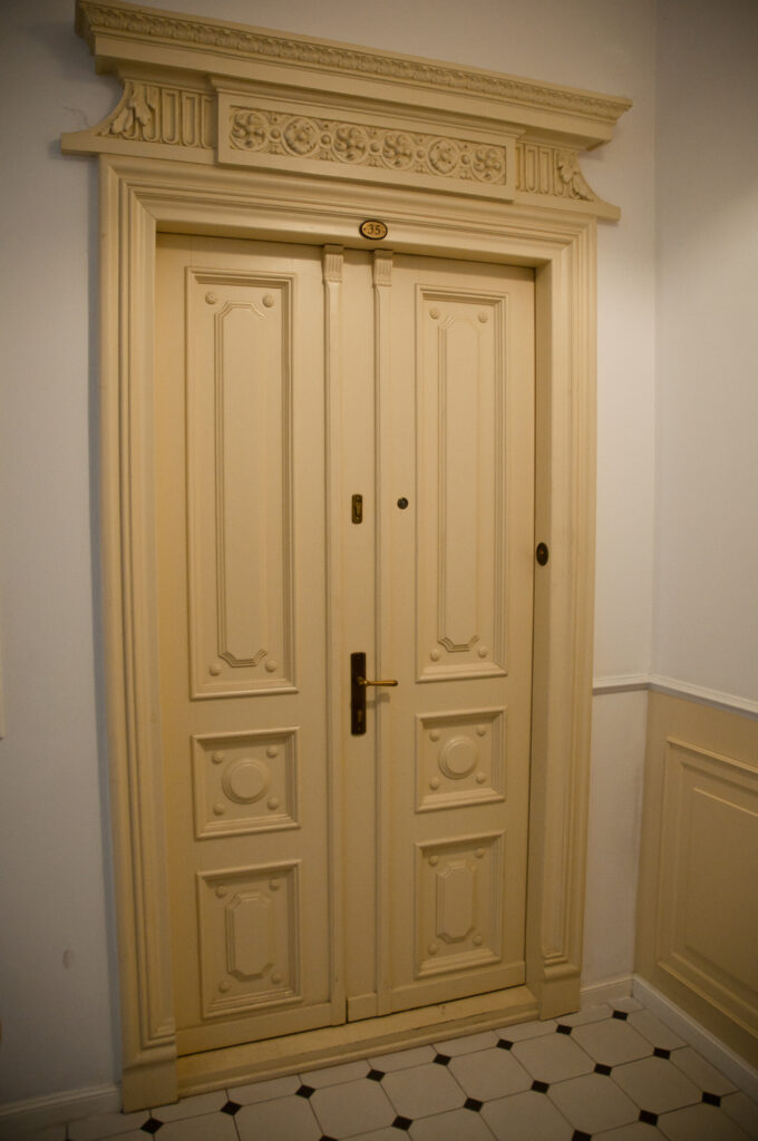 Drzwi do mieszkania, oficyna. Fot. Teresa Adamiak, 2020, źródło: lapidarium detalu.