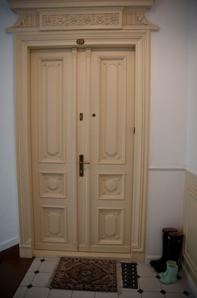 Drzwi do mieszkania, klatka schodowa w oficynie. Fot. Teresa Adamiak, 2020, źródło: lapidarium detalu.
