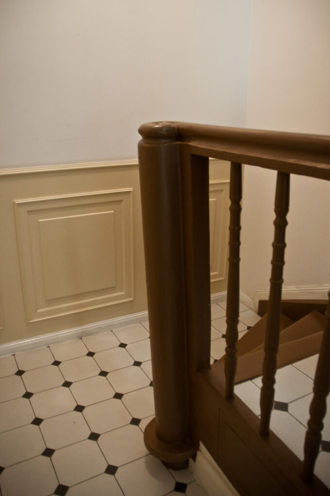 Balustrada schodów klatki schodowej w oficynie z mieszkaniami n-ry 45-55. Fot. Teresa Adamiak, 2020, źródło: lapidarium detalu.