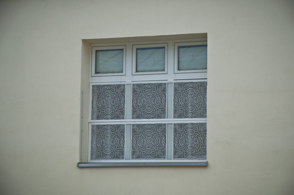 Okno w elewacji podwórzowej. Fot. Teresa Adamiak, 2020, źródło: lapidarium detalu.