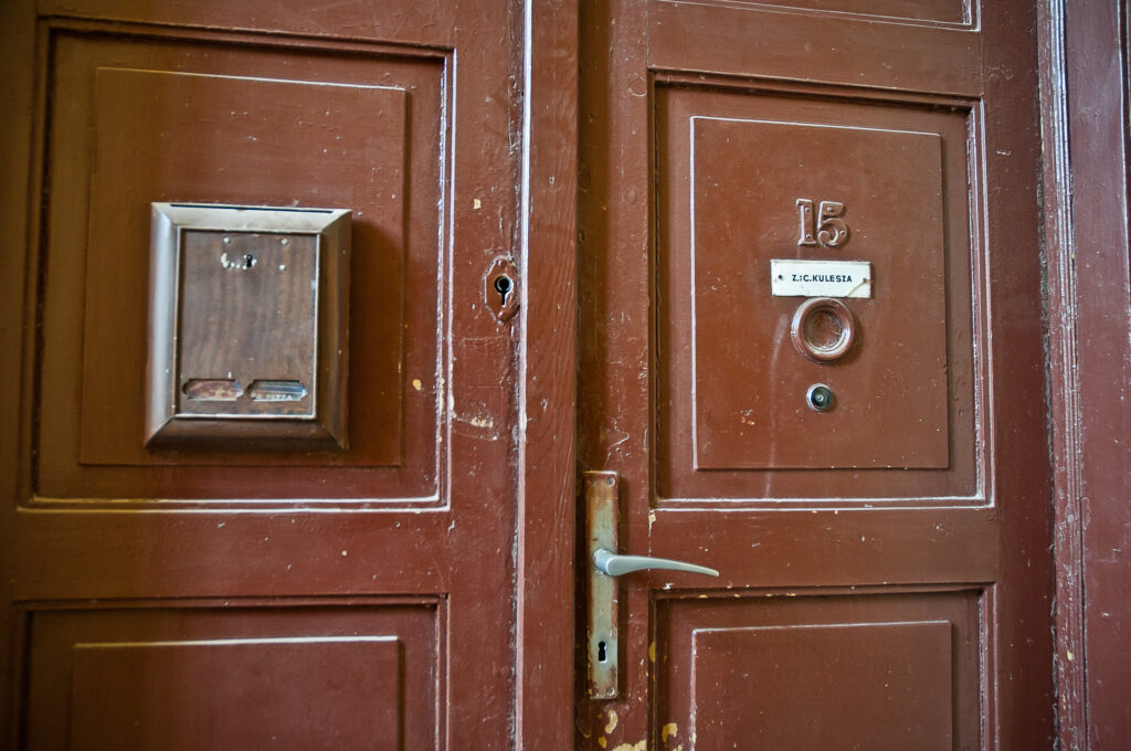 Drzwi do mieszkania, klatka schodowa “główna” w d. oficynie poprzecznej (płn.). Fot. Teresa Adamiak, 2020, źródło: lapidarium detalu.