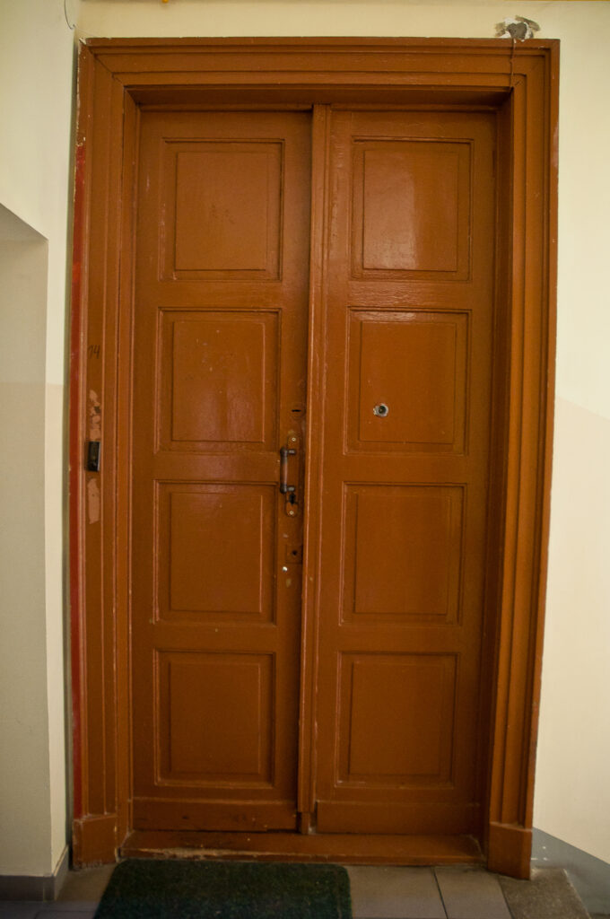 Drzwi do mieszkania, klatka schodowa “główna” w d. oficynie poprzecznej (płn.). Fot. Teresa Adamiak, 2020, źródło: lapidarium detalu.