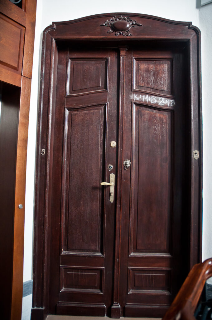 Drzwi do mieszkania, główna klatka schodowa. Fot. Teresa Adamiak, 2020, źródło: lapidarium detalu.
