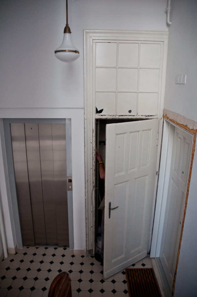 Wejście do WC (?), klatka schodowa w oficynie płn. Fot. Teresa Adamiak, 2020, źródło: lapidarium detalu.