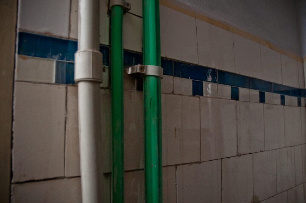 Płytki na ścianach WC (?), klatka schodowa w oficynie płn. Fot. Teresa Adamiak, 2020, źródło: lapidarium detalu.