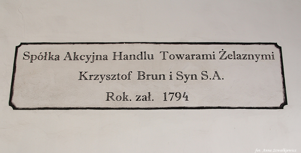 Witryna firmowa na ścianie przejazdu bramnego. Fot. Anna Szwałkiewicz, 2020, źródło: lapidarium detalu.