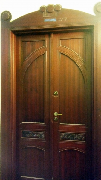 Drzwi do mieszkania, kamienica, Al. Jerozolimskie 47. Fot. Monika Wesołowska, 2018, źródło: zabytek.co