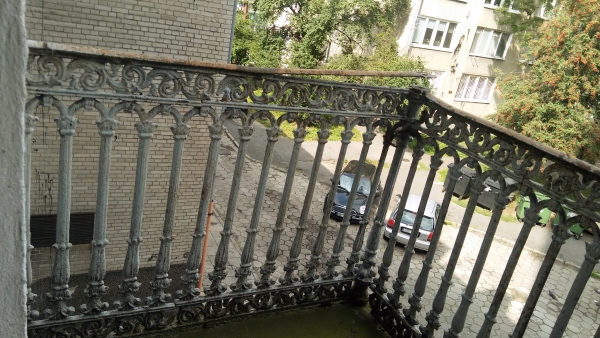 Balkon, kamienica, ul. Okrzei 1. Fot. Monika Wesołowska, 2018, źródło: zabytek.co