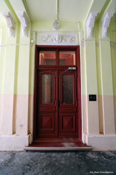 Drzwi na klatkę schodową, kamienica, ul. Okrzei 5. Fot. Anna Szwałkiewicz, 2018, źródło: zabytek.co