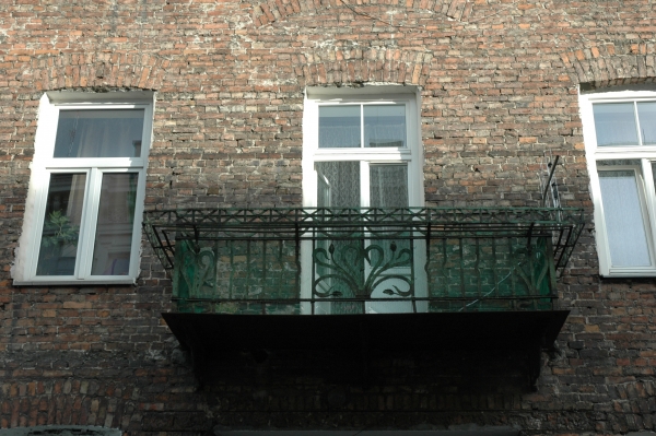 Balkon elewacji frontowej, oś środkowa, 1. piętro, kamienica, ul. Kępna 6. Fot. Jolanta Wojciechowska, 2018, źródło: zabytek.co