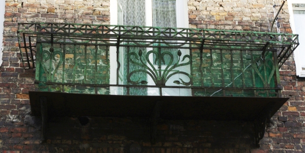 Balkon elewacji frontowej, oś środkowa, 1. piętro, kamienica, ul. Kępna 6. Fot. Jolanta Wojciechowska, 2018, źródło: zabytek.co