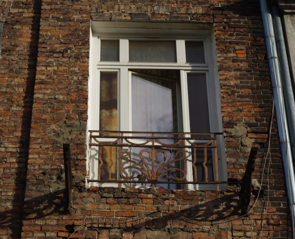Balkon elewacji frontowej, 1. oś od prawej, 2. piętro, kamienica, ul. Kępna 6. Fot. Jolanta Wojciechowska, 2018, źródło: zabytek.co