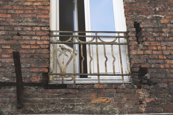 Balkon tylnej elewacji budynku frontowego, kamienica, ul. Kępna 6. Fot. Jolanta Wojciechowska, 2018, źródło: zabytek.co