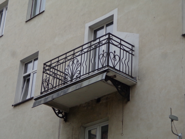 Balkon, elewacja frontowa, kamienica, ul. Kępna 2. Fot. Robert Marcinkowski, 2018, źródło: zabytek.co